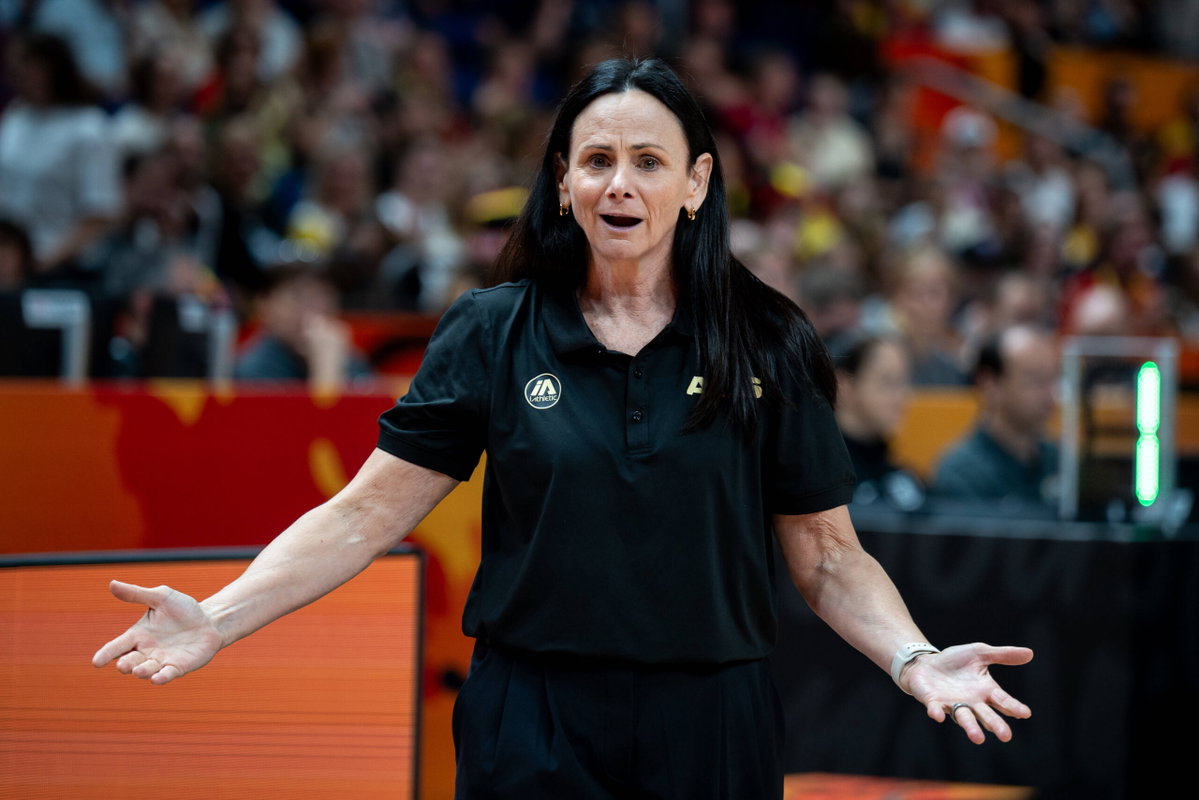 Sandy Brondello Without Answers After Australia’s Captain Went Down With an Apparent Injury During Game vs Italy