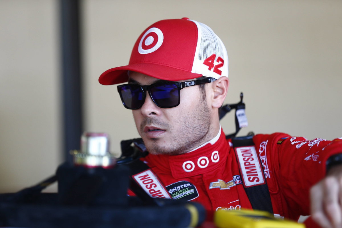 “Just Does It For The Paycheck”- Fan Outrage Erupts as Kyle Larson Backs Denny Hamlin’s Cup Series Claims