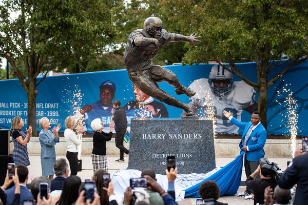 Barry Sanders&#8217; statue