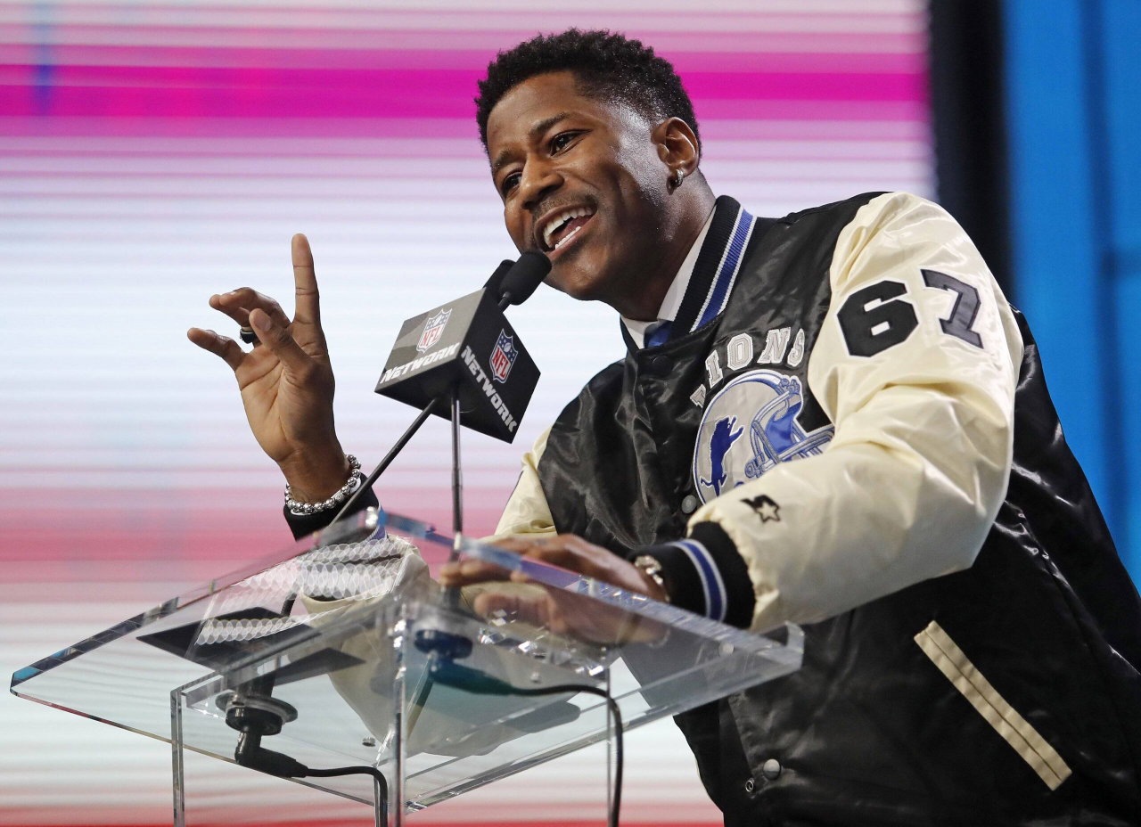 “Paid Clown”: CBS’ Nate Burleson Torched for Wearing Shorts on Live TV; Explains Why He Did It on NFL Pre-Game Show