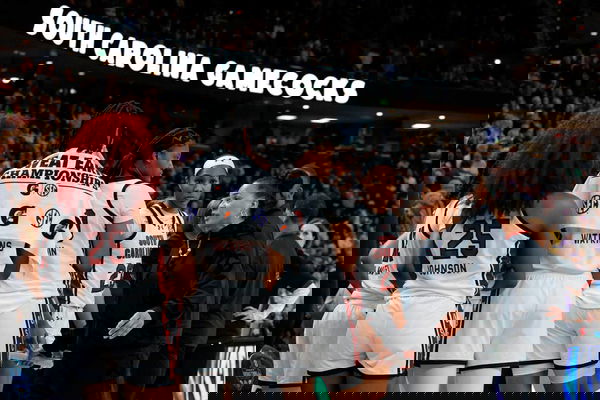 SPORTS-BKW-LSU-SOUTHCAROLINA-2-CS University of South Carolina head coach Dawn Staley talks to her team in the aftermath