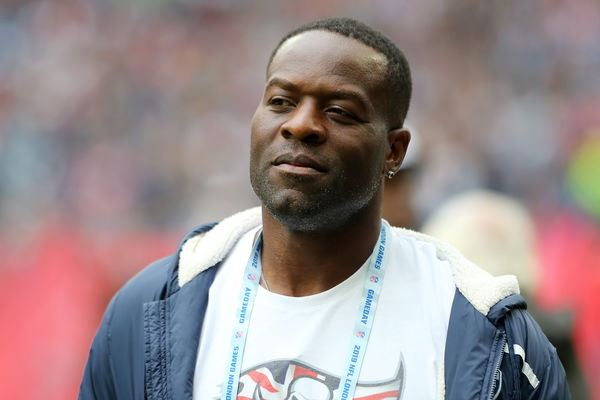LONDON, ENG &#8211; OCTOBER 13: Former Tampa Bay Buccaneers star Simeon Rice watches the action on the field during the game b