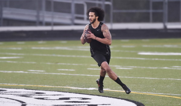 RIVERDALE, GA – NOVEMBER 16: Former NFL, American Football Herren, USA quarterback Colin Kaepernick rolls out while loo