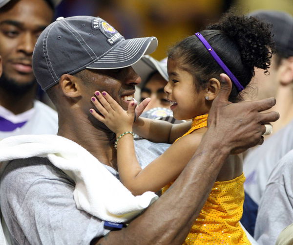 Kobe Bryant (Los Angeles Lakers) freut sich mit seiner Tochter Gianna