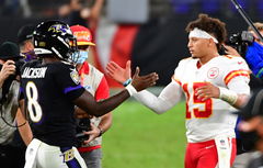 Sport Bilder des Tages  Kansas City Chiefs quarterback Patrick Mahomes (15) greets Baltimore Ravens quarterback Lamar J