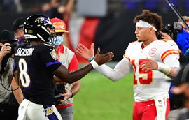 Sport Bilder des Tages  Kansas City Chiefs quarterback Patrick Mahomes (15) greets Baltimore Ravens quarterback Lamar J