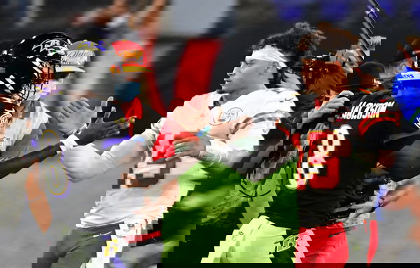 Sport Bilder des Tages  Kansas City Chiefs quarterback Patrick Mahomes (15) greets Baltimore Ravens quarterback Lamar J