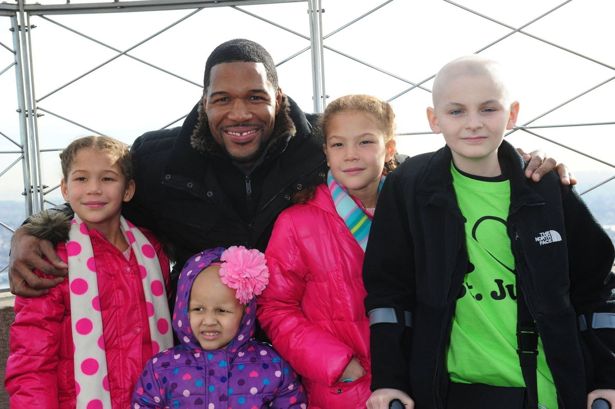 Dec. 6, 2012 - Manhattan, New York, U.S. - MICHAEL STRAHAN, with daughters ISABELLA and SOPHIA and patients of St. Jude Children s Research Hospital, Arianna Ramirez and Cody Painter, light the Empire State Building green and tour the 86th floor Observatory and 103rd floor parapet in celebration of St. Jude Children s Research Hospital Thanks and Giving campaign, Thursday, December 6, 2012. PUBLICATIONxINxGERxSUIxAUTxONLY - ZUMAb09DEC 6 2012 Manhattan New York U S Michael Strahan With Daughters Isabella and Sophia and Patients of St Jew Children S Research Hospital Arianna Ramirez and Cody painter Light The Empire State Building Green and Tour The 86th Floor Observatory and 103rd Floor parapet in Celebration of St Jew Children S Research Hospital Thanks and Giving Campaign Thursday December 6 2012 PUBLICATIONxINxGERxSUIxAUTxONLY ZUMAb09