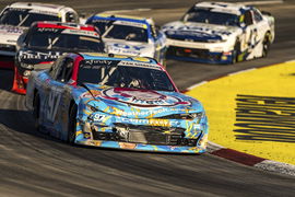 NASCAR Xfinity Series Fahrer SHANE VAN GISBERGEN (97) rast durch die Kurven während des National Debt Relief 250 auf dem