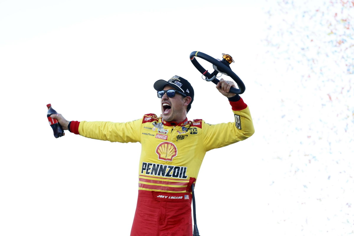 JOEY LOGANO 22 aus Middletown, CT gewinnt das NASCAR Cup Series Championship Race auf dem Phönix Raceway in Avondale, AZ, Avondale, Vereinigte Staaten von Amerika, Nordamerika JOEY LOGANO 22 of Middletown, CT wins the NASCAR Cup Series Championship Race at Phoenix Raceway in Avondale, AZ, Avondale, United States of America Copyright: imageBROKER/StephenxArce/Grindst ibxiqx12960008.jpg Bitte beachten Sie die gesetzlichen Bestimmungen des deutschen Urheberrechtes hinsichtlich der Namensnennung des Fotografen im direkten Umfeld der Veröffentlichung