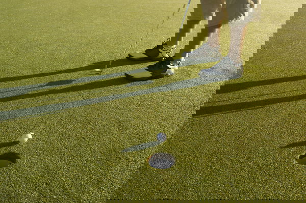 Man Putting on Golf Green PUBLICATIONxINxGERxSUIxAUTxONLY Copyright: xHorstxKlemm/xGreatstockx SP-088-0023G