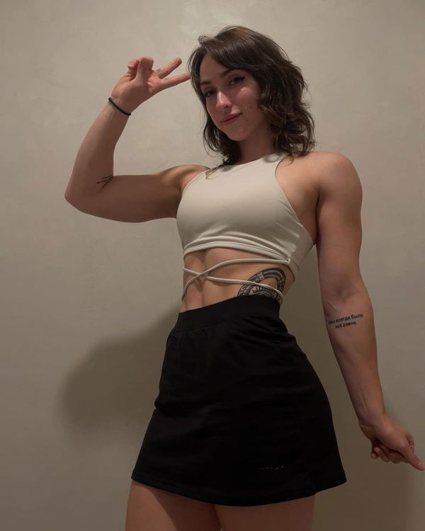 Renowned As “Muscle Mommy” Amongst the Lifting Community, Fitness Sensation  Breaks the Internet With Her Transformation Post - EssentiallySports