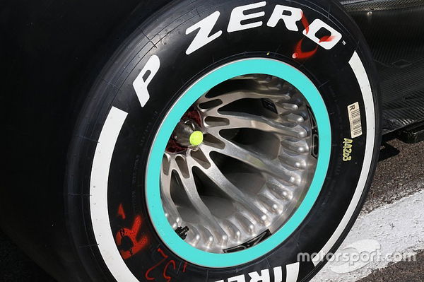 mercedes-amg-f1-w09-rim-detail