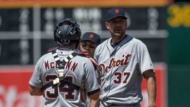 shape_cover_sport_https-3A-2F-2Fmotorcitybengals-com-2Ffiles-2F2016-2F05-2Fjames-mccann-mike-pelfrey-rich-dubee-mlb-detroit-tigers-oakland-athletics-850&#215;560-b0ca6c8325ff25a80876243d6fe266a6