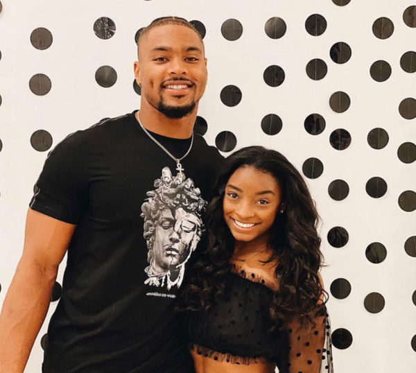 Simone Biles and Boyfriend Jonathan Owens Cheer On LeBron James During  Triple Double Haul - EssentiallySports