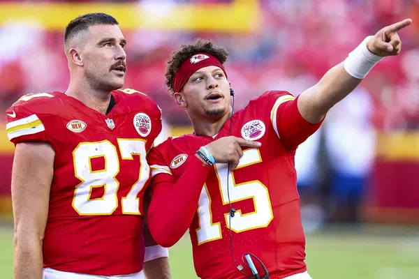 travis-kelce-patrick-mahomes-092523-be2688eb393148a2a8b359ec426e5030