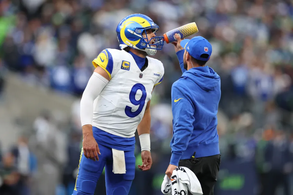 How Much Do NFL Waterboys Make? Monthly Salary, Tips, Benefits & Do ...
